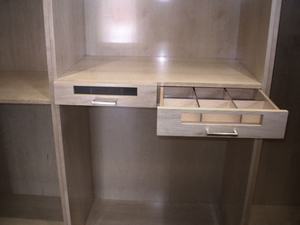 Interior de armario en madera de arce